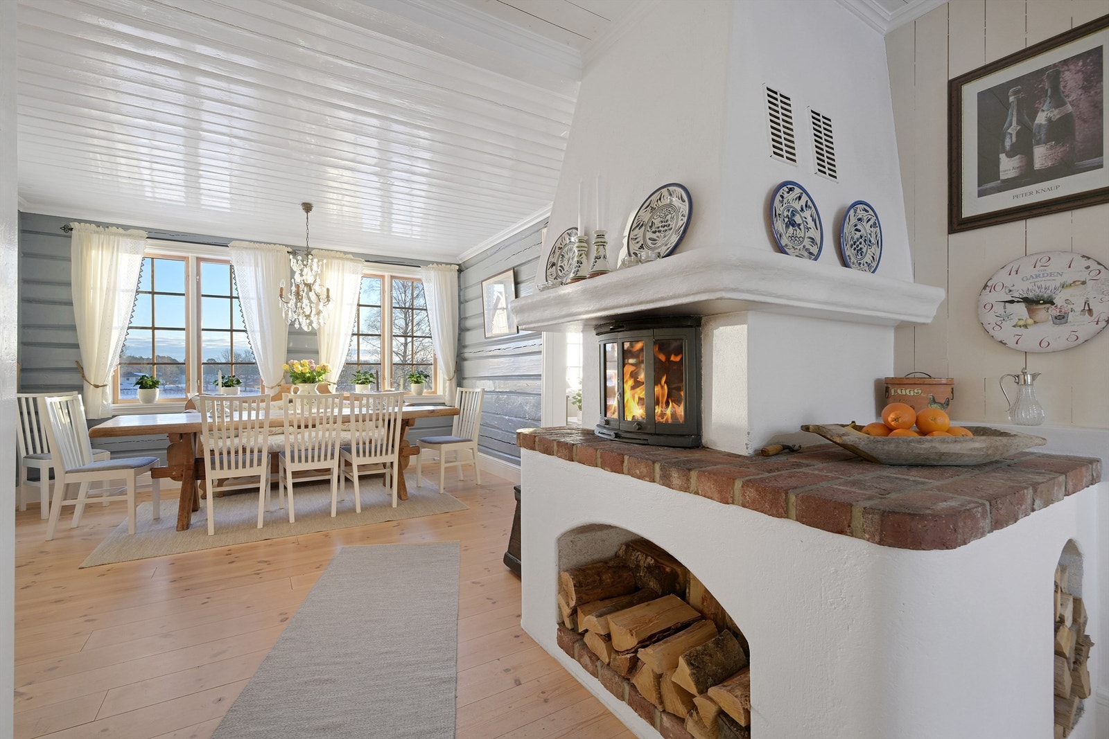 I tilknytning til kjøkkenet er det innredet med en hyggelig salong. Galleribilde