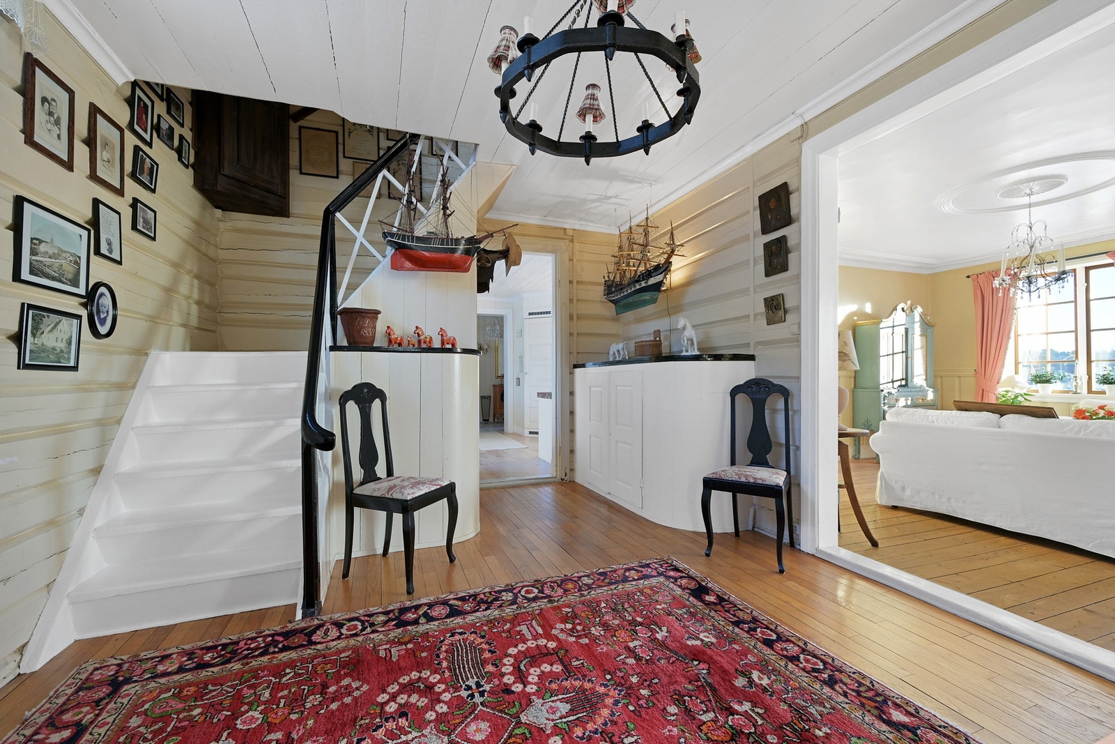 Hallen binder rommene i første etasje flott sammen. Galleribilde