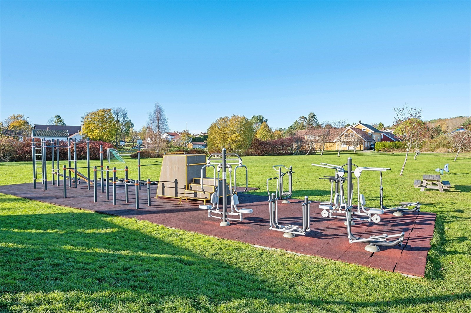 Flott park med fotballmål og utendørs treningsapparater på Haug. Galleribilde