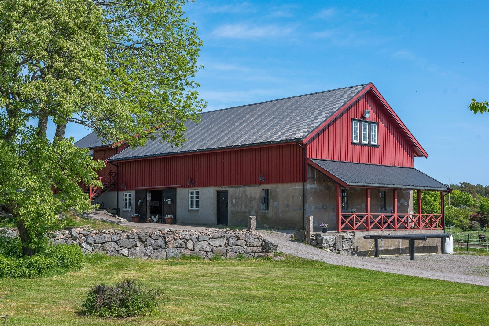 Den lekre loven er fra år 1900, men har i senere tid (ca. 2009) blitt innredet til stall. Galleribilde