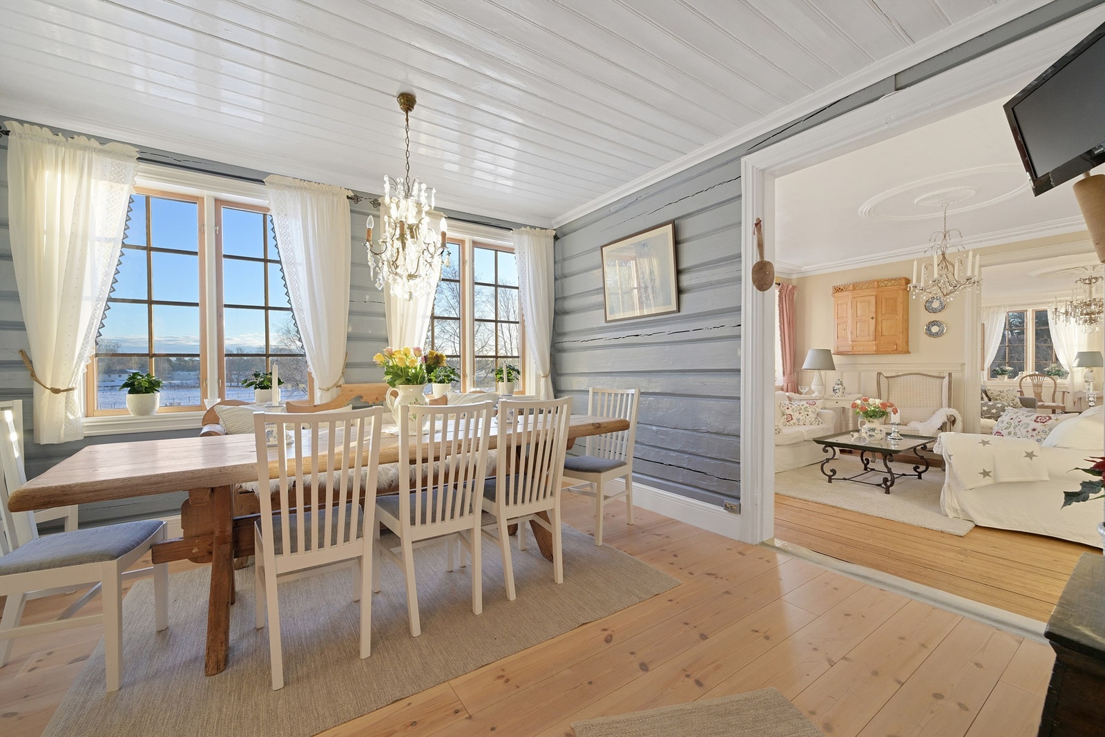 Hovedsakelig furugulv fra byggeåret og hoveddelen av alle innvendige vegger er av synlig tømmer fra byggeåret. Galleribilde