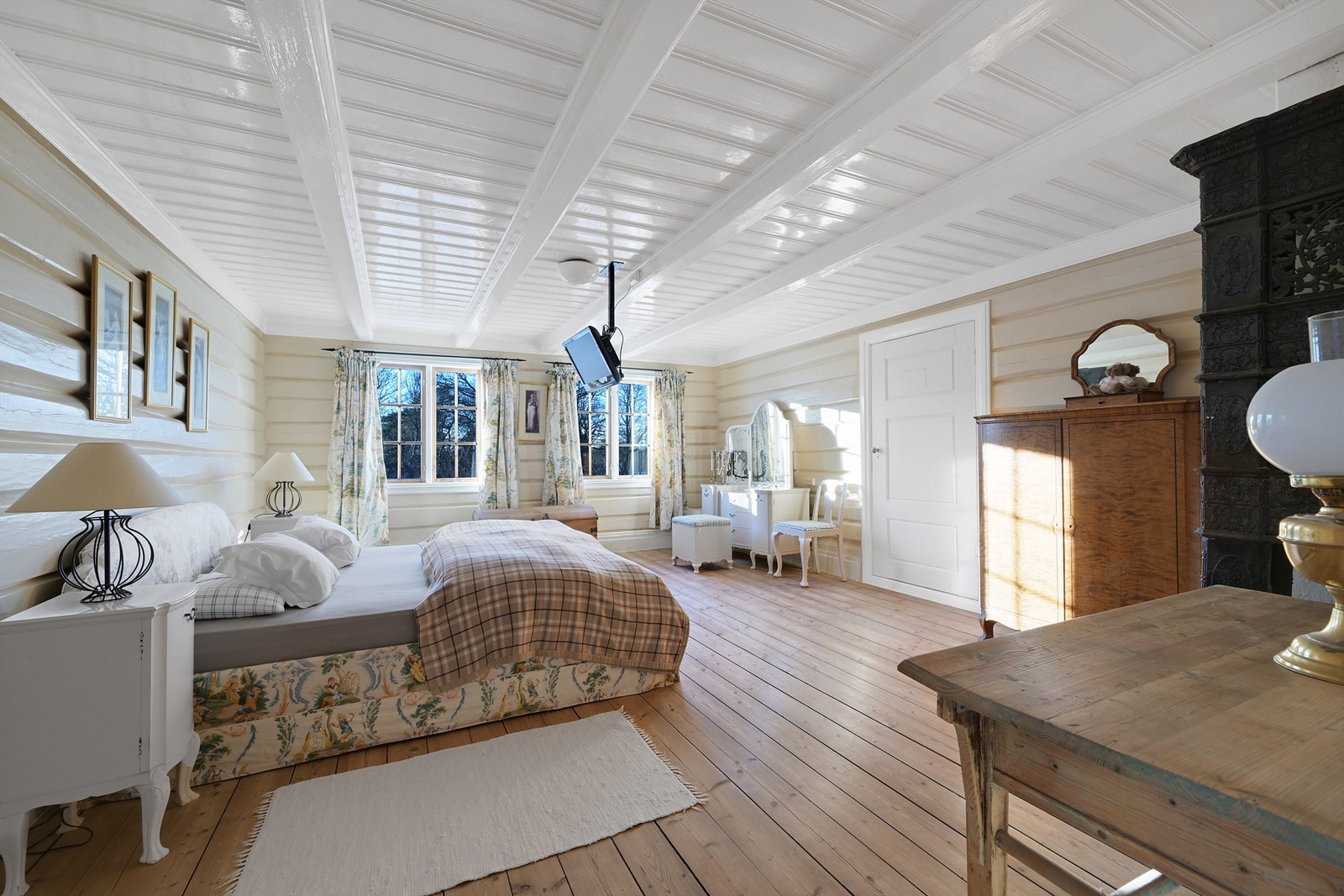 Romslig og lyst soverom med god plass til dobbeltseng og tilhørende møblement. Galleribilde