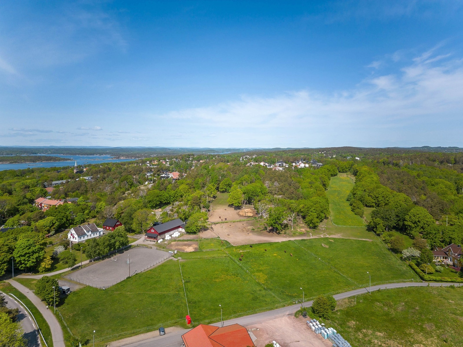 En fantastisk hesteeiendom på over 100 mål med enebolig, garasjebygg, låve med stall, ridebane og beiteområder! Galleribilde