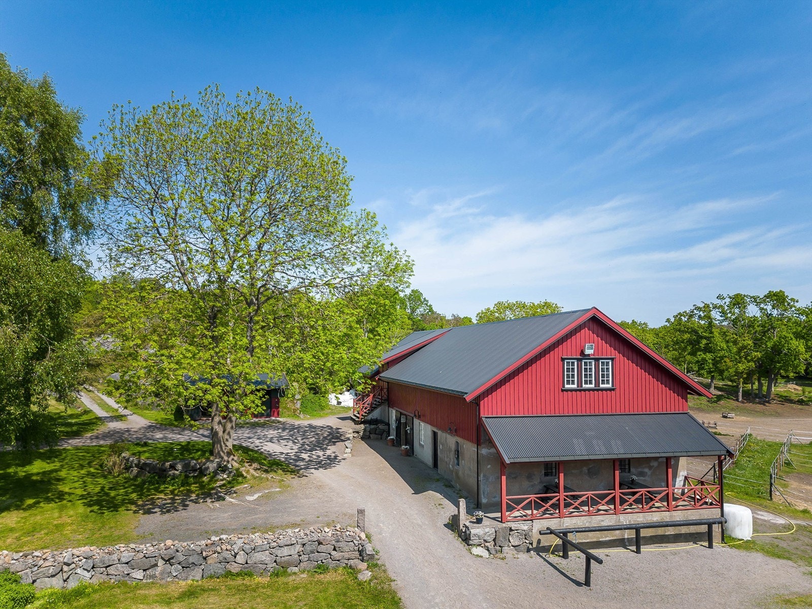 Byggets 2. etasje er bygget med plategulv og blir benyttet til lagring. Bygget fremstår som normalt godt vedlikeholdt og er godt egnet for hestehold. Galleribilde