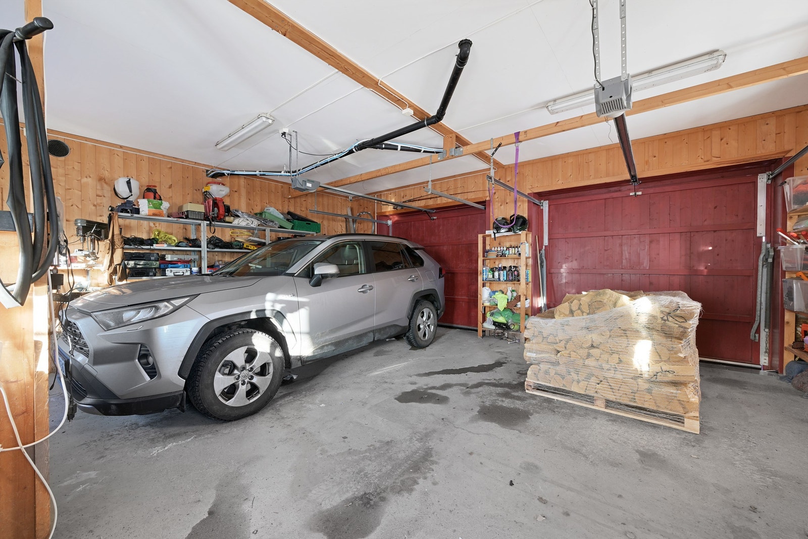 Dobbel garasje med praktisk lagringsplass. Galleribilde