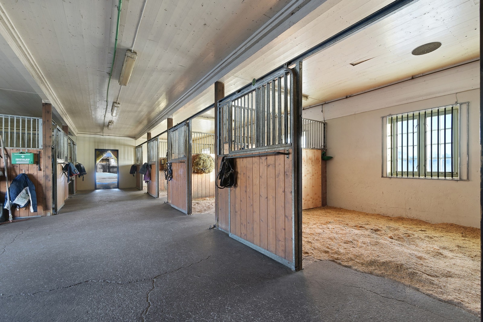 Bygget har innlagt vann, strøm og en enkel toalettløsning. Galleribilde