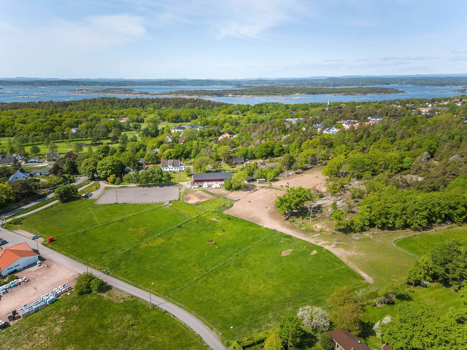 Her bor du i et rolig, barnevennlig og sentrumsnært område med kort vei til vakker natur, sjøen og ikke minst flotte turområder for både to-og firbente. Galleribilde