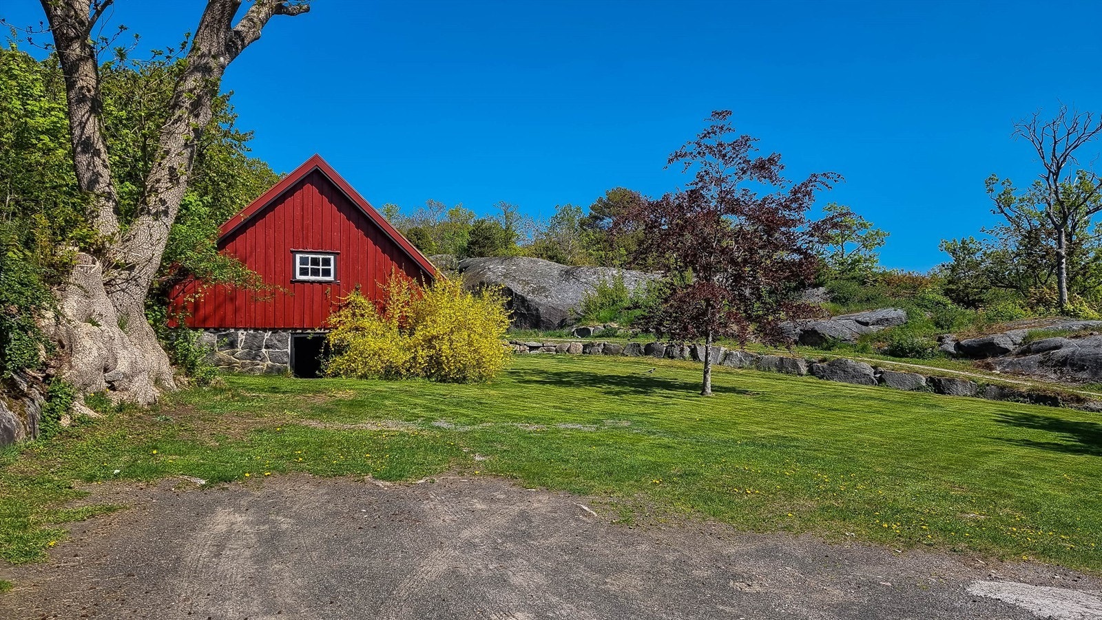Uthuset/lageret er et eldre bygg som tidligere ble benyttet som potetkjeller. (Privat foto) Galleribilde