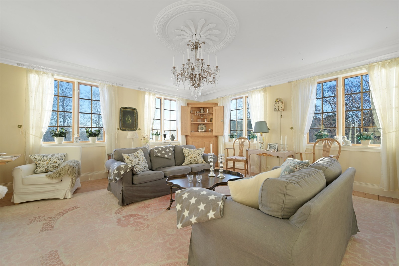 Romslig og lys finstue med god plass til å innrede med en flott sofagruppe med tilhørende møblement. Galleribilde