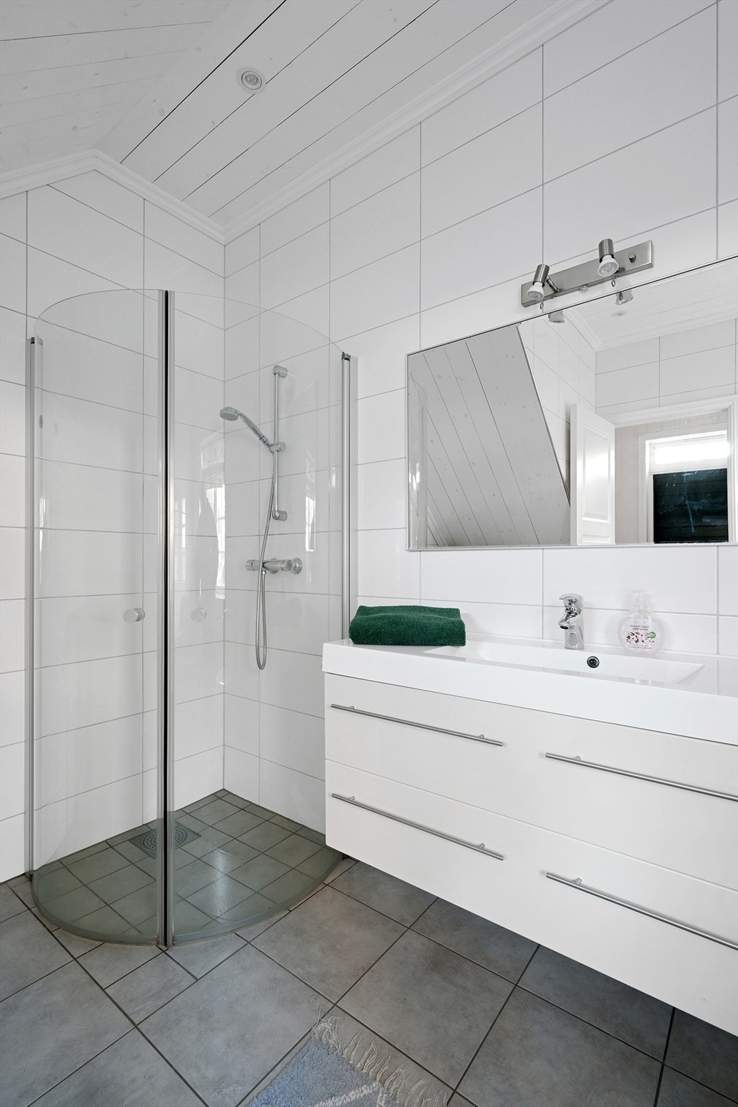 Her er det innredet med nedfelt servant, toalett, dusjvegger/hjørne og opplegg for vaskemaskin. Galleribilde