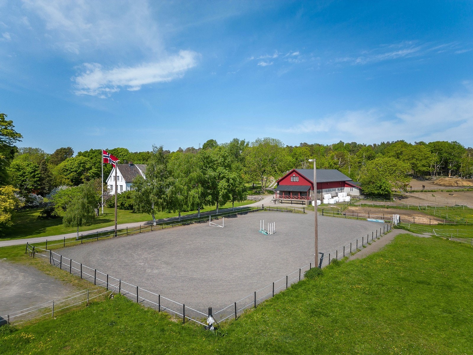 Den langstrakte grusveien tar deg inn til tunet hvor du har frodig plen, fruktrær, gamle steingjerder og utallige uteplasser. Galleribilde