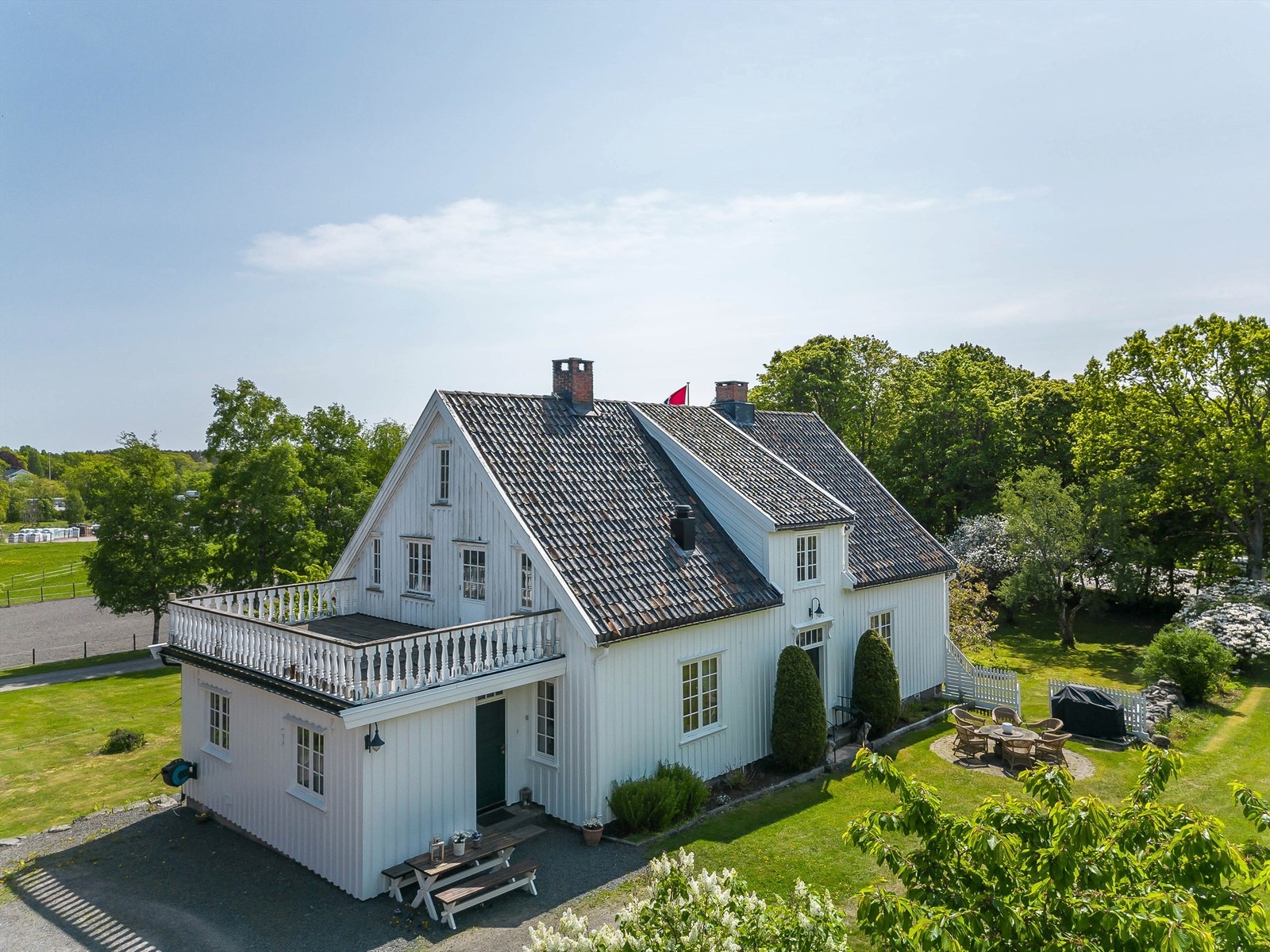På baksiden av huset er det en hyggelig oppholdsplass med mulighet for utemøblement og grill. Galleribilde