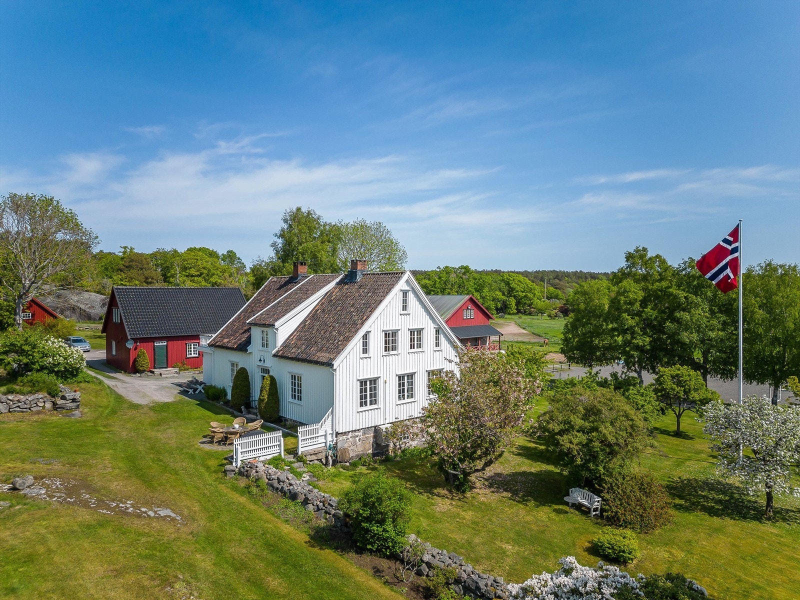 Eiertomt på 117.185 kvm. Idyllisk og solrik eiendom med herskapelig hovedhus, rødmalt låve, innredet sidebygning og en fantastisk hage - perfekt tilrettelagt for hestehold. Galleribilde