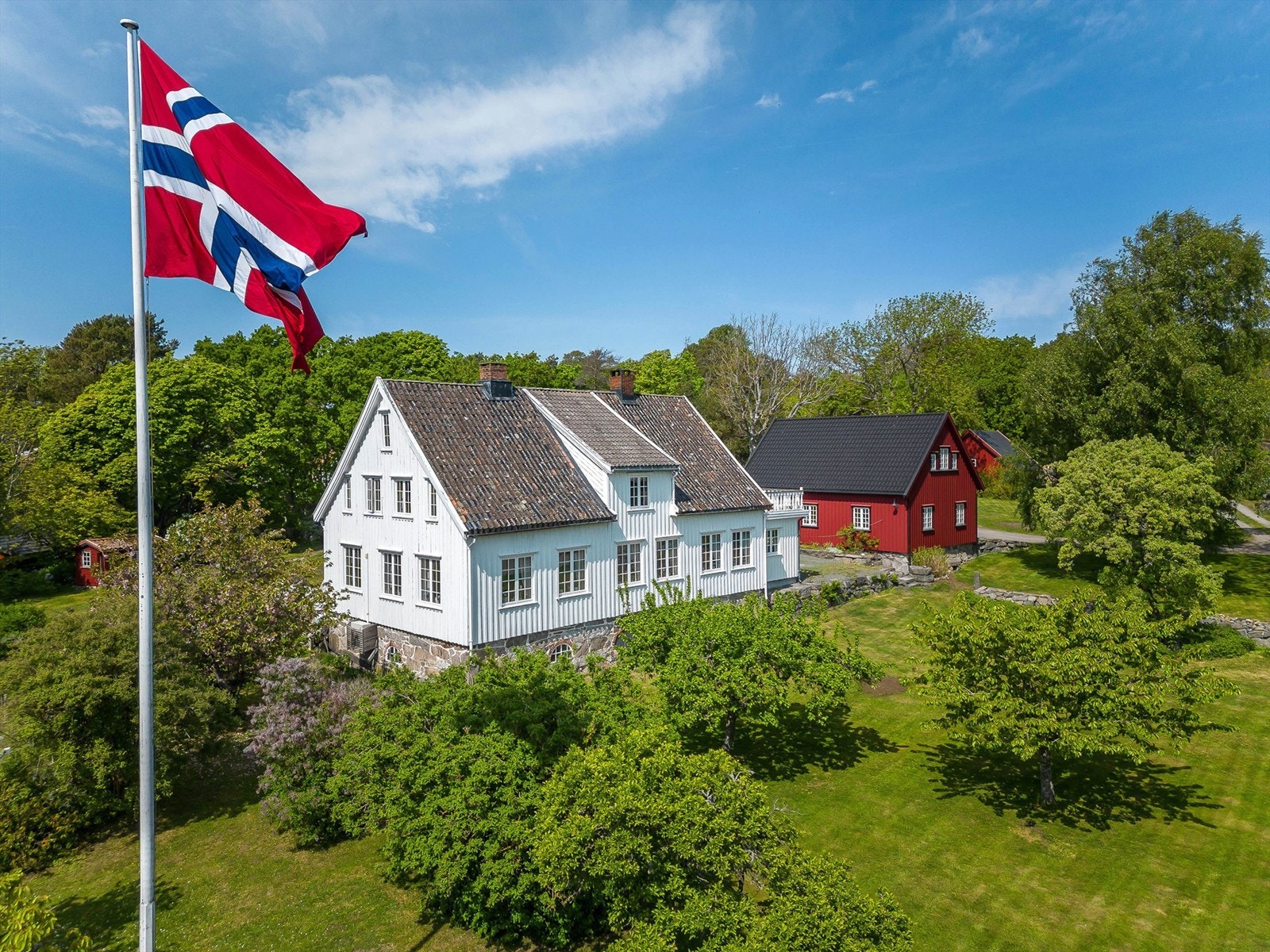 Eneboligen ble oppført i 1824 og er innbydende og hjemmekoselig. Galleribilde