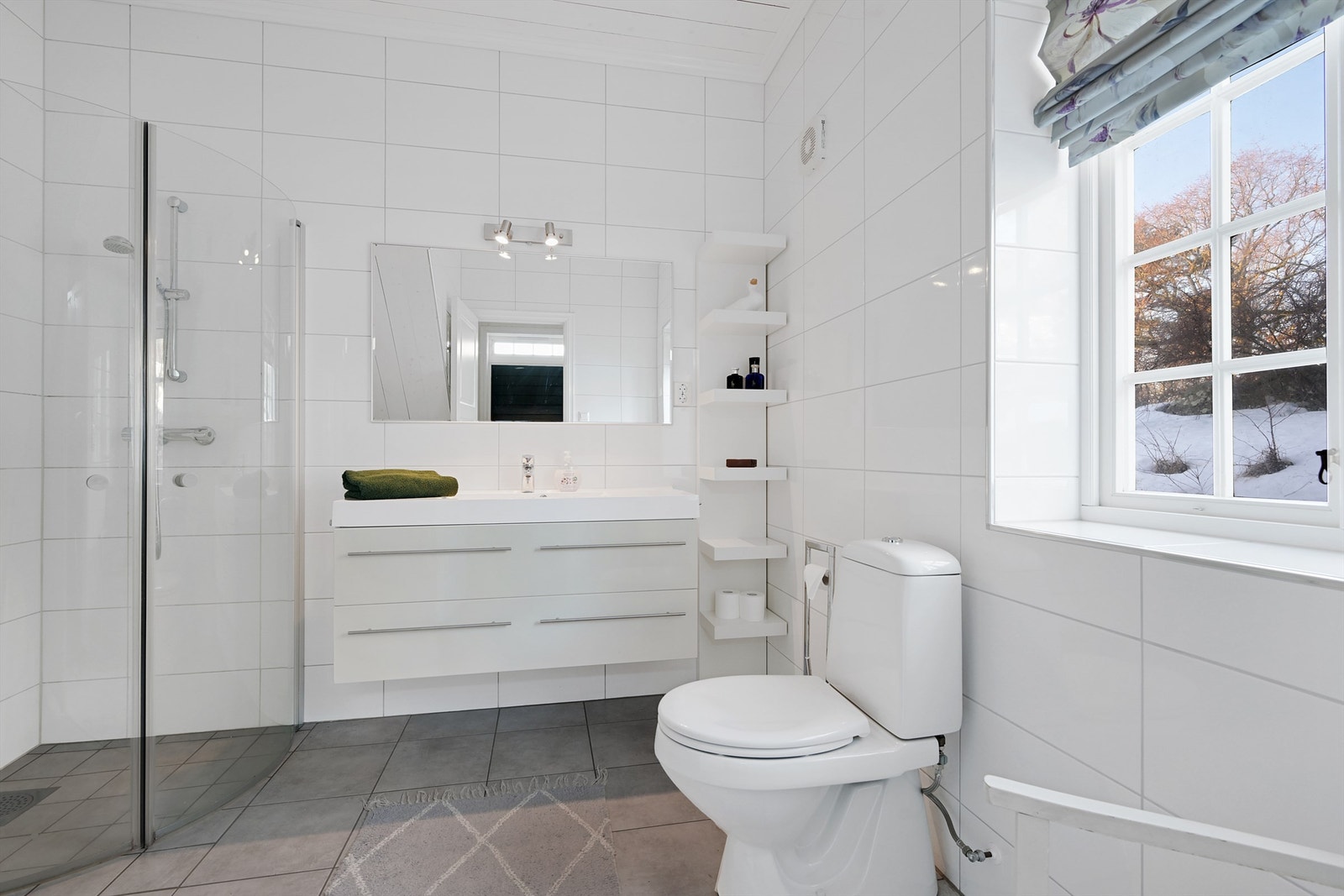 Lyst og delikat baderom med spotter og elektriske varmekabler. Galleribilde