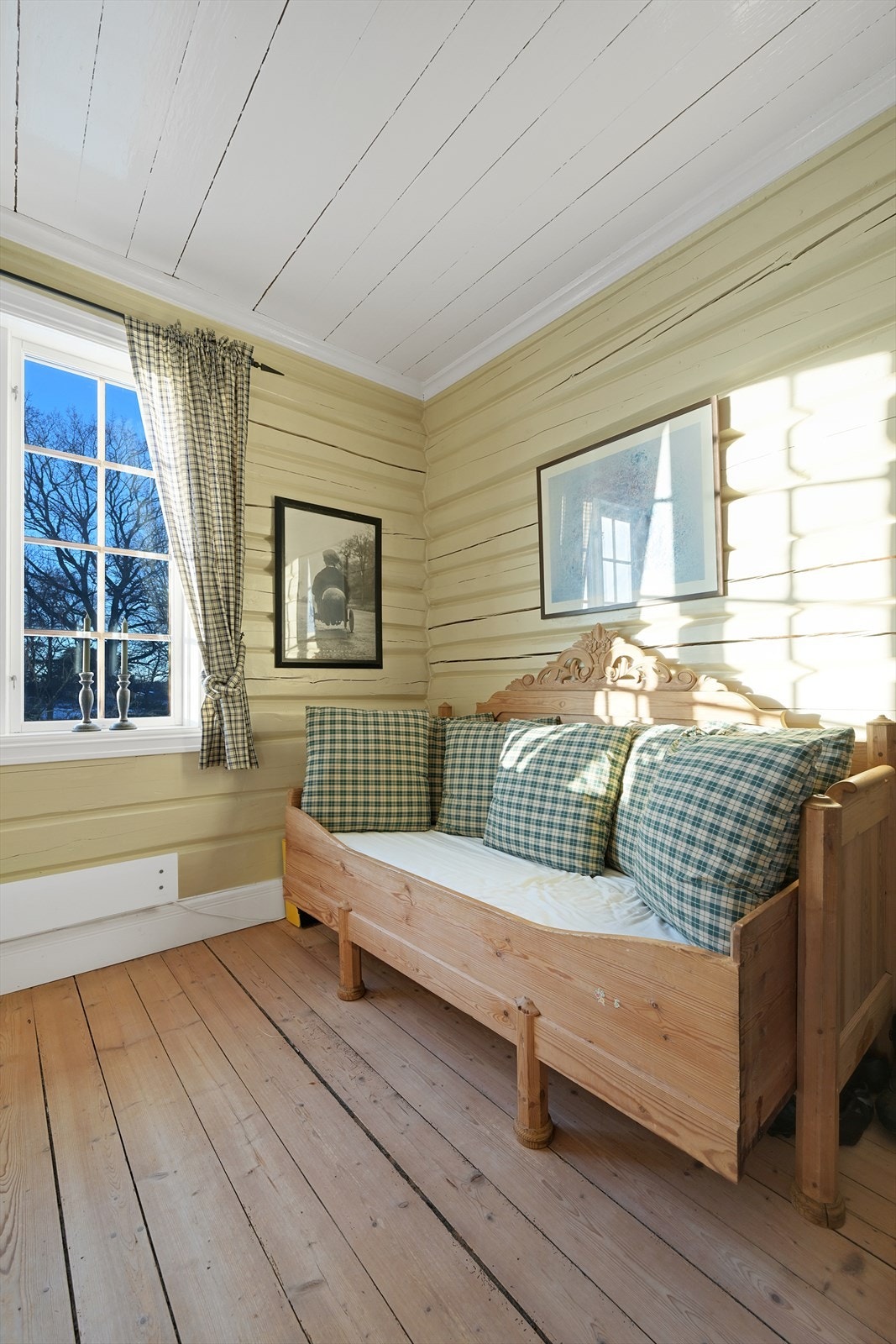 God plass til dobbeltseng og tilhørende møblement. Galleribilde