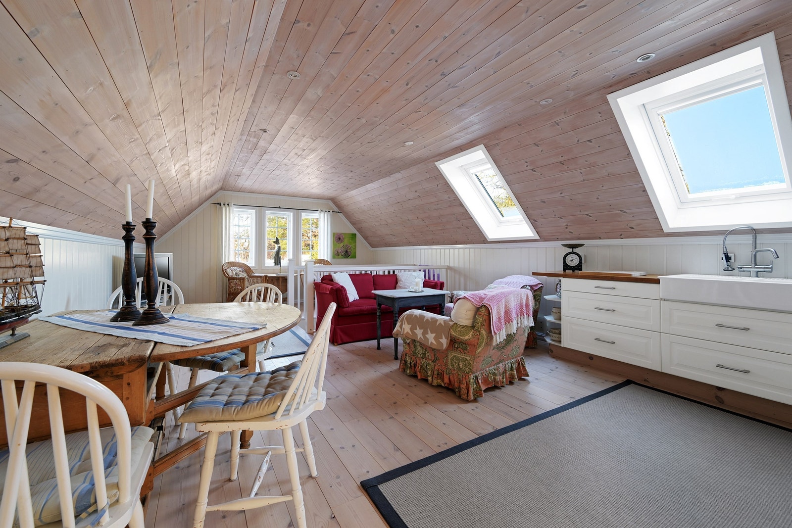 Her kan du innrede med en hyggelig sofa- og spisegruppe. Galleribilde