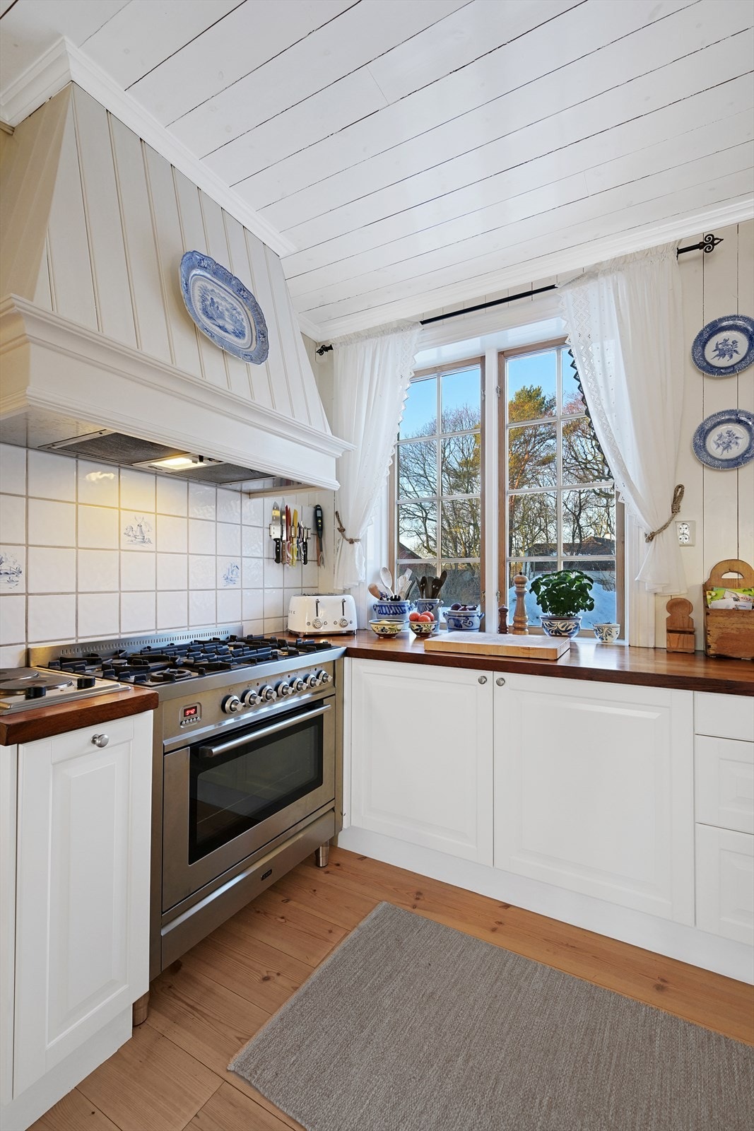 Det er kjøkkenventilator med avtrekk ut fra 2021. Galleribilde