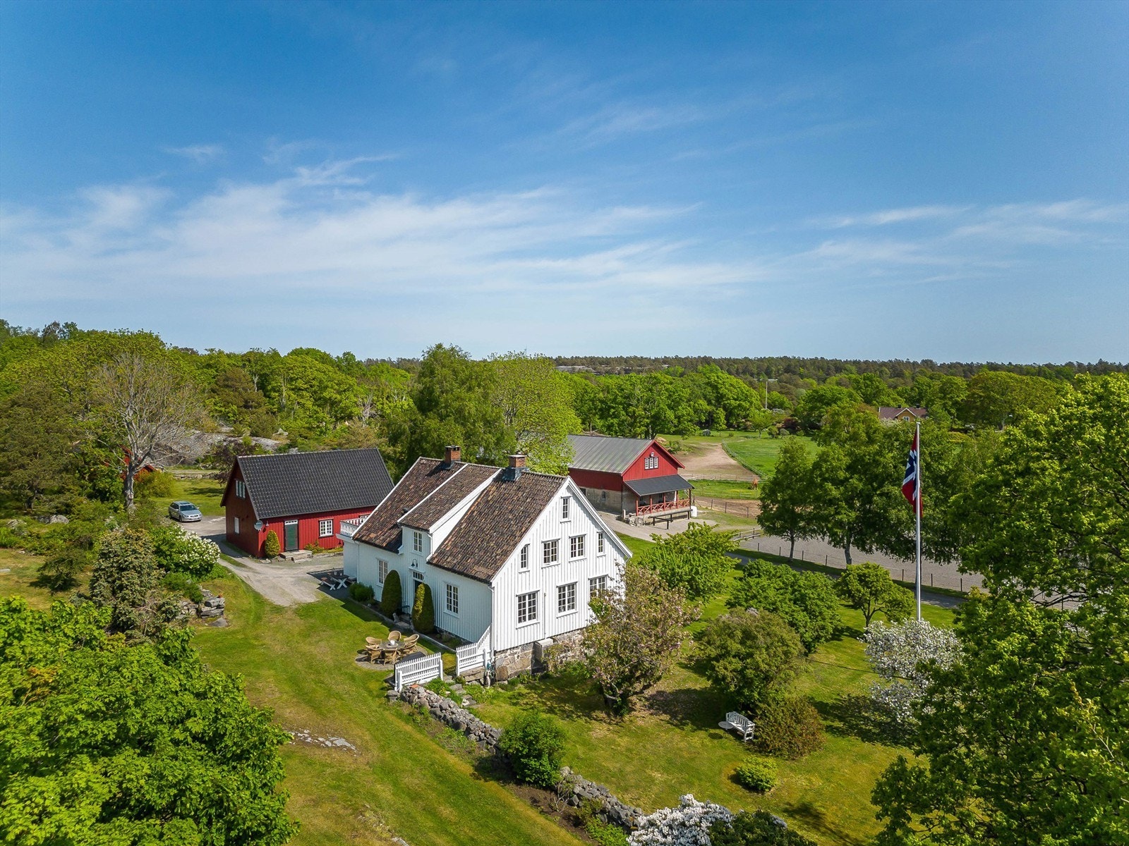 Gårdstunet er vakkert opparbeidet, i tillegg er det frodig tomt med frukttrær, gamle steingjerder, busker og uttallige uteplasser.
En eiendom som sjeldent sees i markedet! Galleribilde