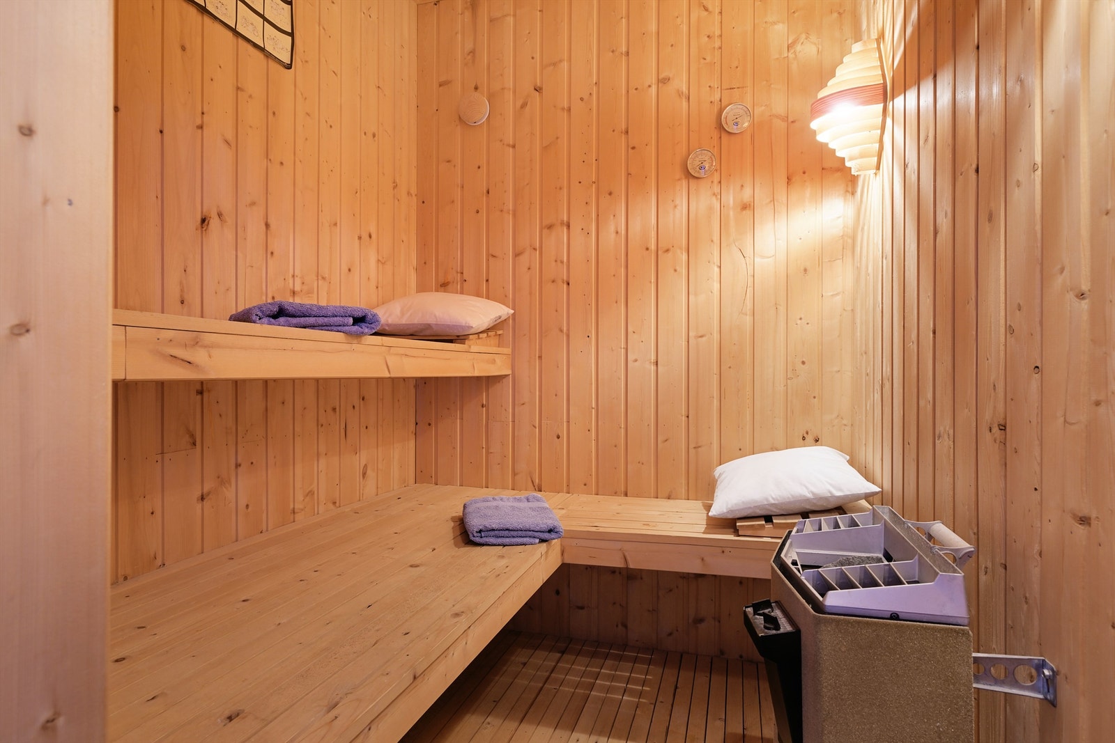 Flott badstue med flere sitteplasser. Innvendige overflater er bestående av trepaneler og det er montert elektrisk badstueovn. Galleribilde