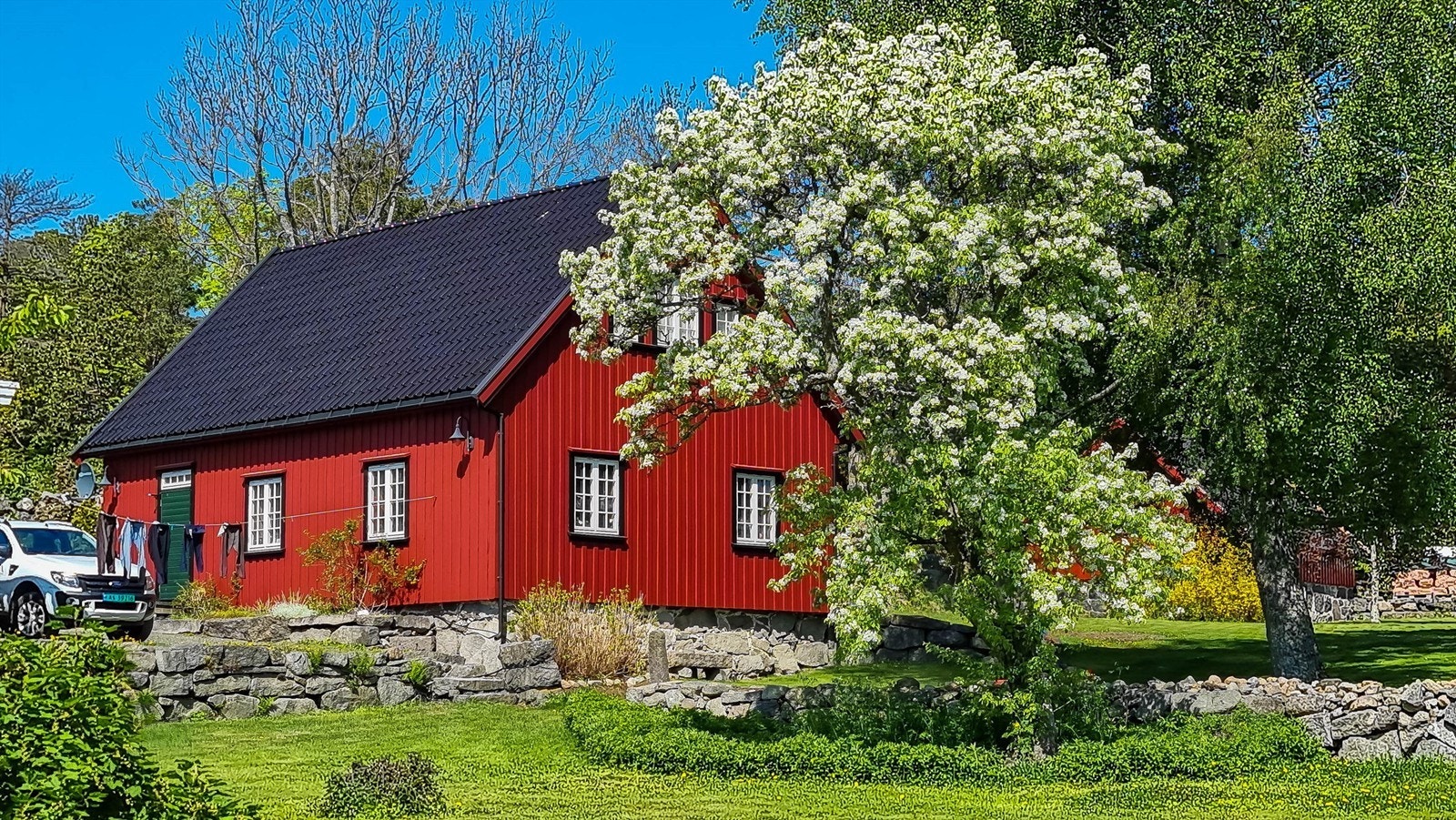 Den doble garasjen har malte vippeporter i tre med elektriske åpnere. Her er det isolerte vegger og tak. (privat foto) Galleribilde