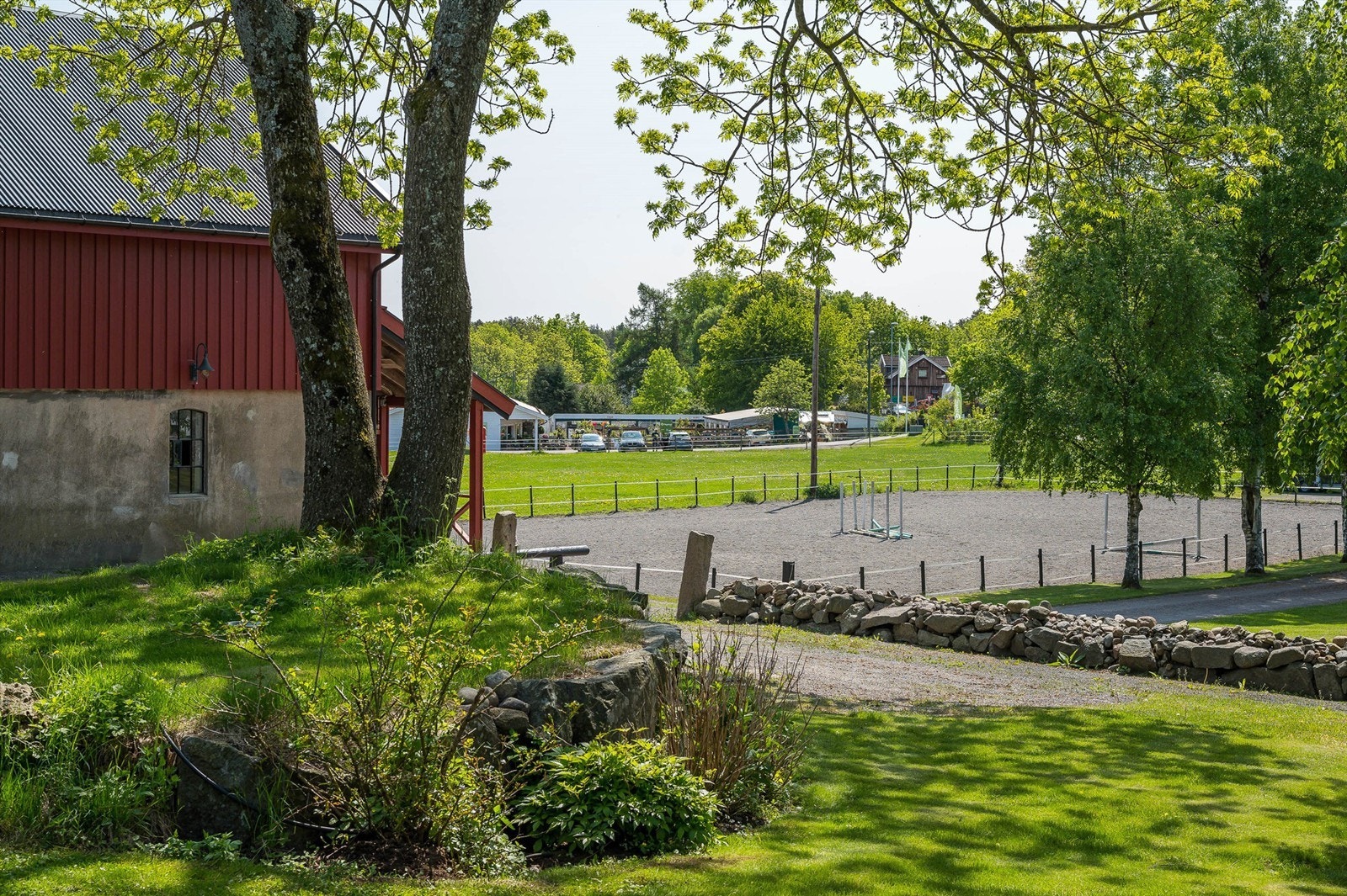 Eiendommen har et hyggelig gårdstun hvor bygningene omkranser det hele. Galleribilde