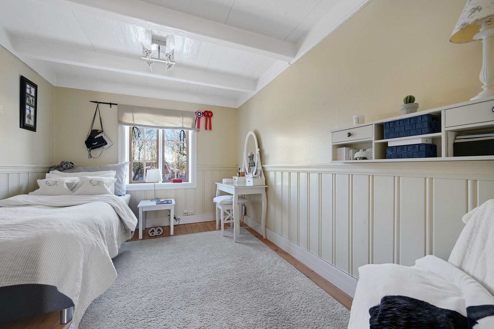 Soverom 3 har også plass til dobbeltseng og tilhørende møblement. Pen brystning på vegger. Galleribilde