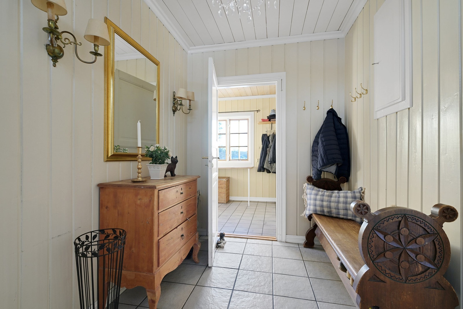 Entréen har god plass til å henge fra seg jakker og sett fra seg sko. Her er det gode oppbevaringsmuligheter. Galleribilde