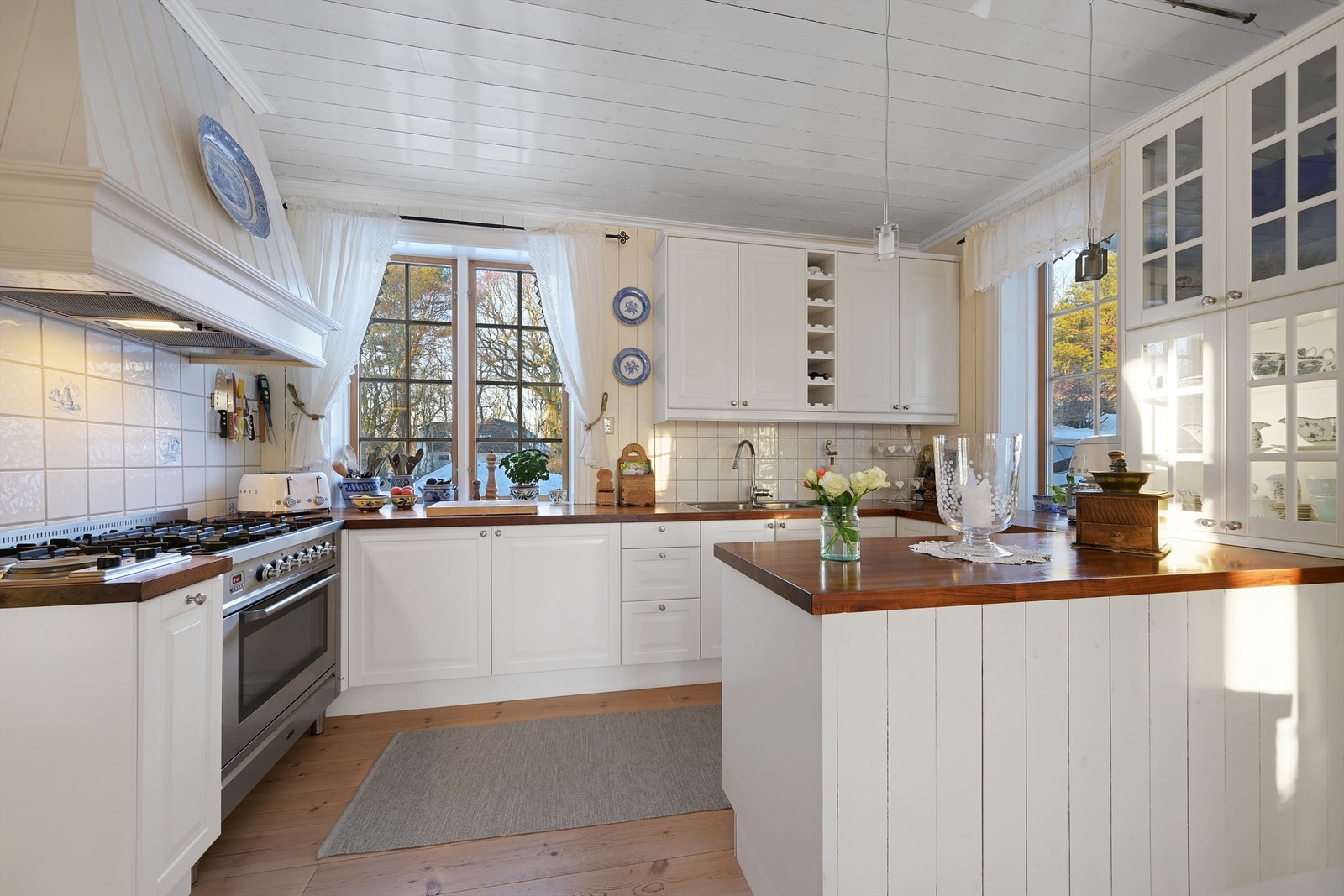 Kjøkkenet er utstyrt med kjølehjørne, oppvaskmaskin, platetopp, stekeovn, gassbluss og vannstoppsystem. Galleribilde