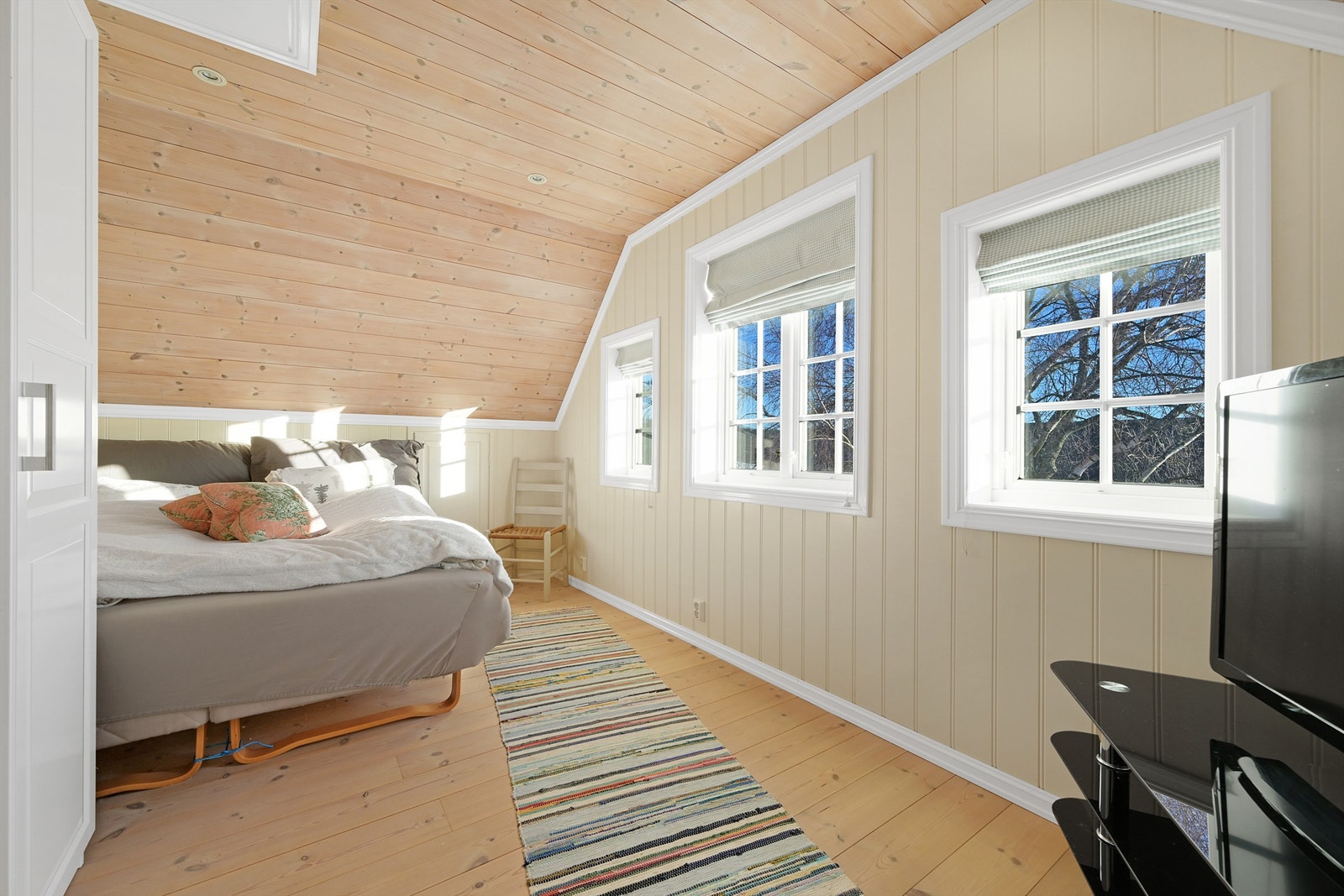 Soverommet har god plass til dobbeltseng og tilhørende møblement, samt oppbevaringsmuligheter. Galleribilde