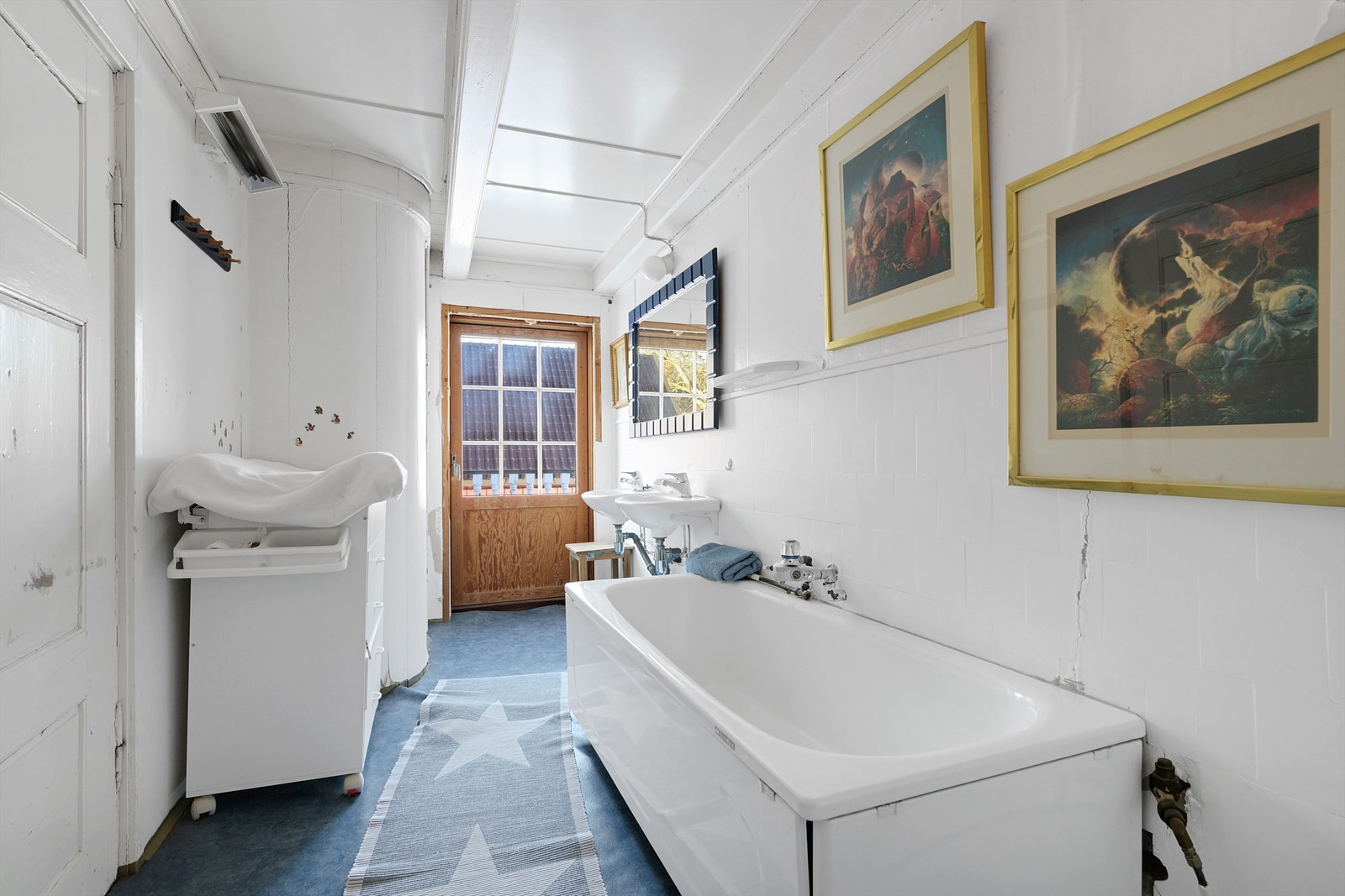 Baderom med 2 servanter og badekar. Her har du adkomst til takterrasse. Galleribilde