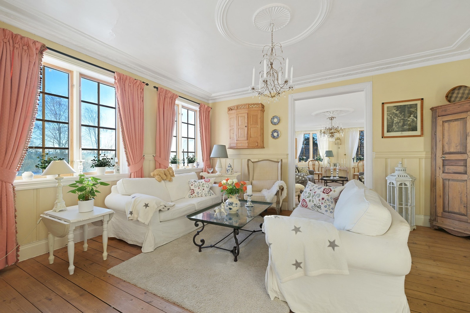 Stue 2 er en lekker stue med et lekkert heltre gulv, store vindusflater og brystning på veggene. Galleribilde