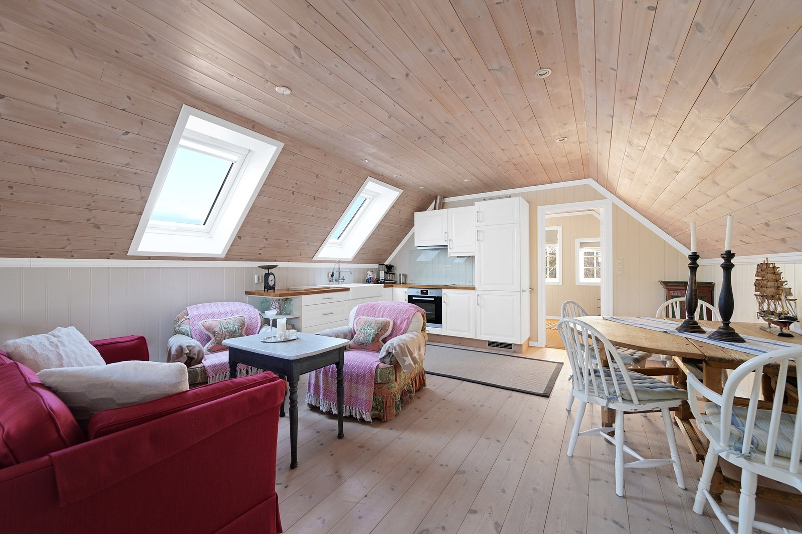 Åpen stue/kjøkkenløsning med flotte takvinduer. Galleribilde