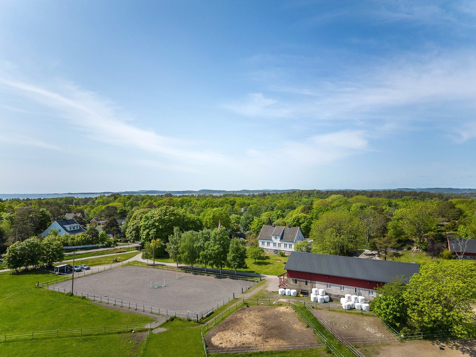 Ærverdige, Østjordet Gård ligger som navnet tilsier, på Østjordet - et sentrumsnært område, nær Gon og Lindhøy. Galleribilde