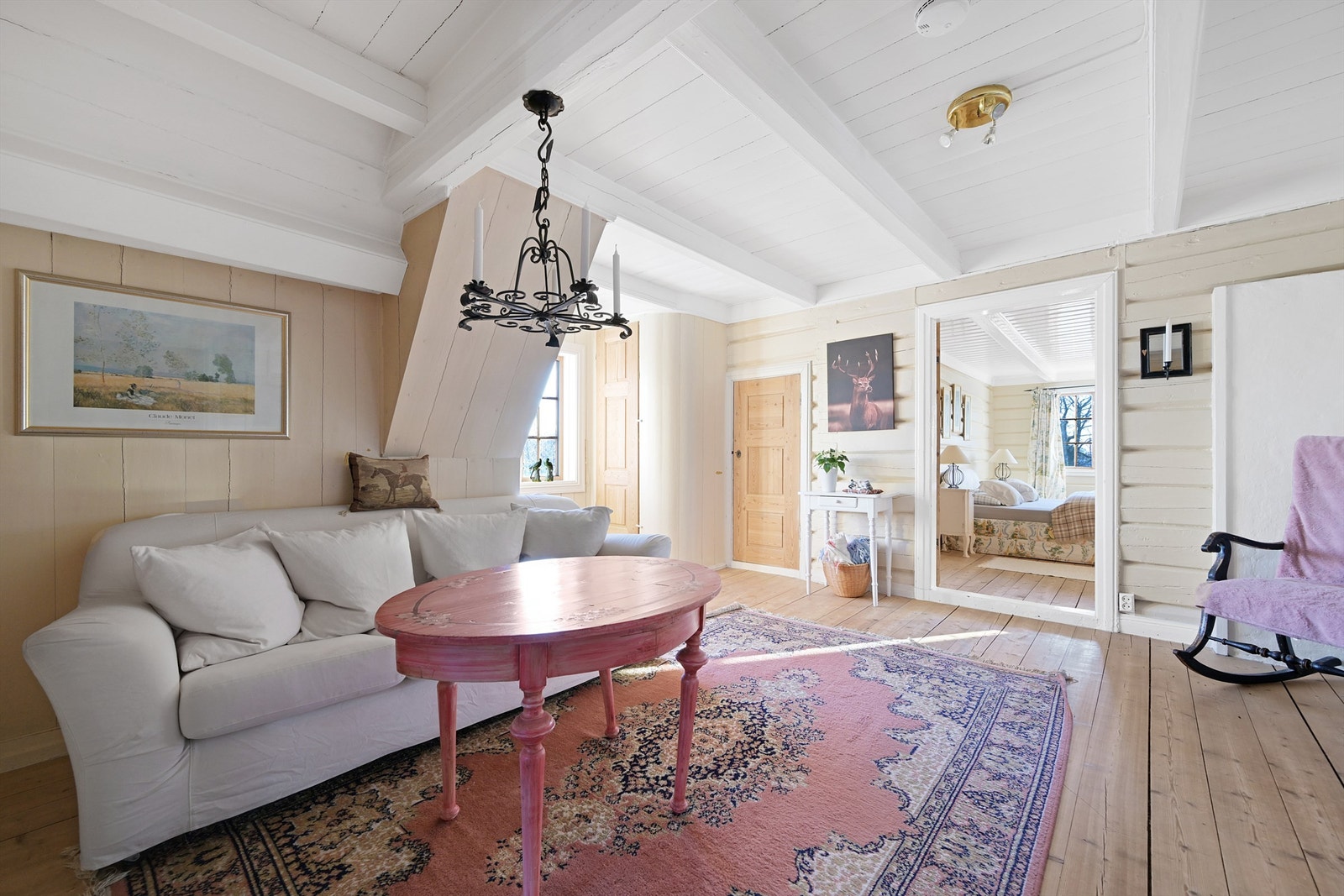 Praktisk og romslig loftstue med god plass til en hyggelig sofagruppe. Galleribilde