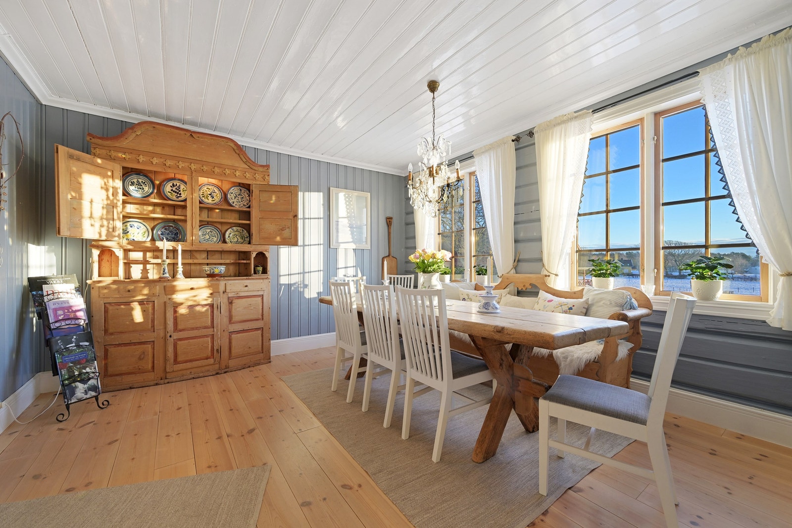 Her er det god plass rundt bordet i tillegg til annen oppbevaring. Galleribilde