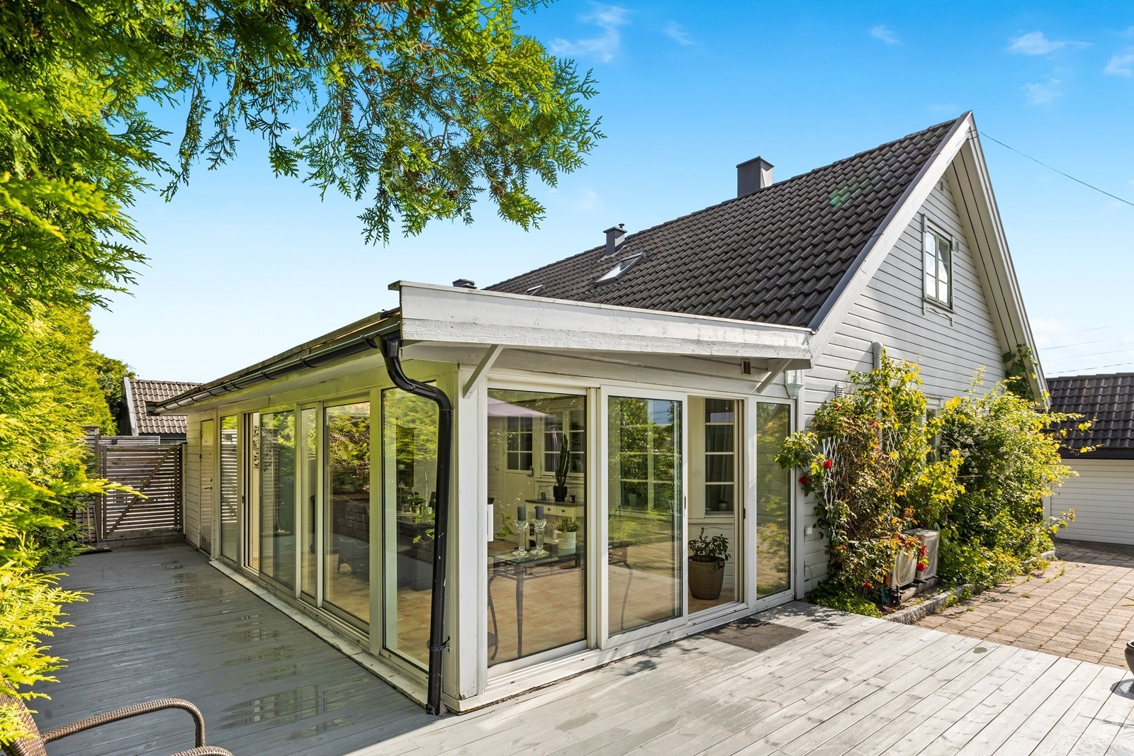 På terrassen er det en innglasset uteplass som ble oppført i ca. 2015. Gulvet er flislagt, med varmekabler under, og veggene er kledd og isolert både utvendig og innvendig. Skyvedørene er i aluminium, med 2-lags energiglass Galleribilde