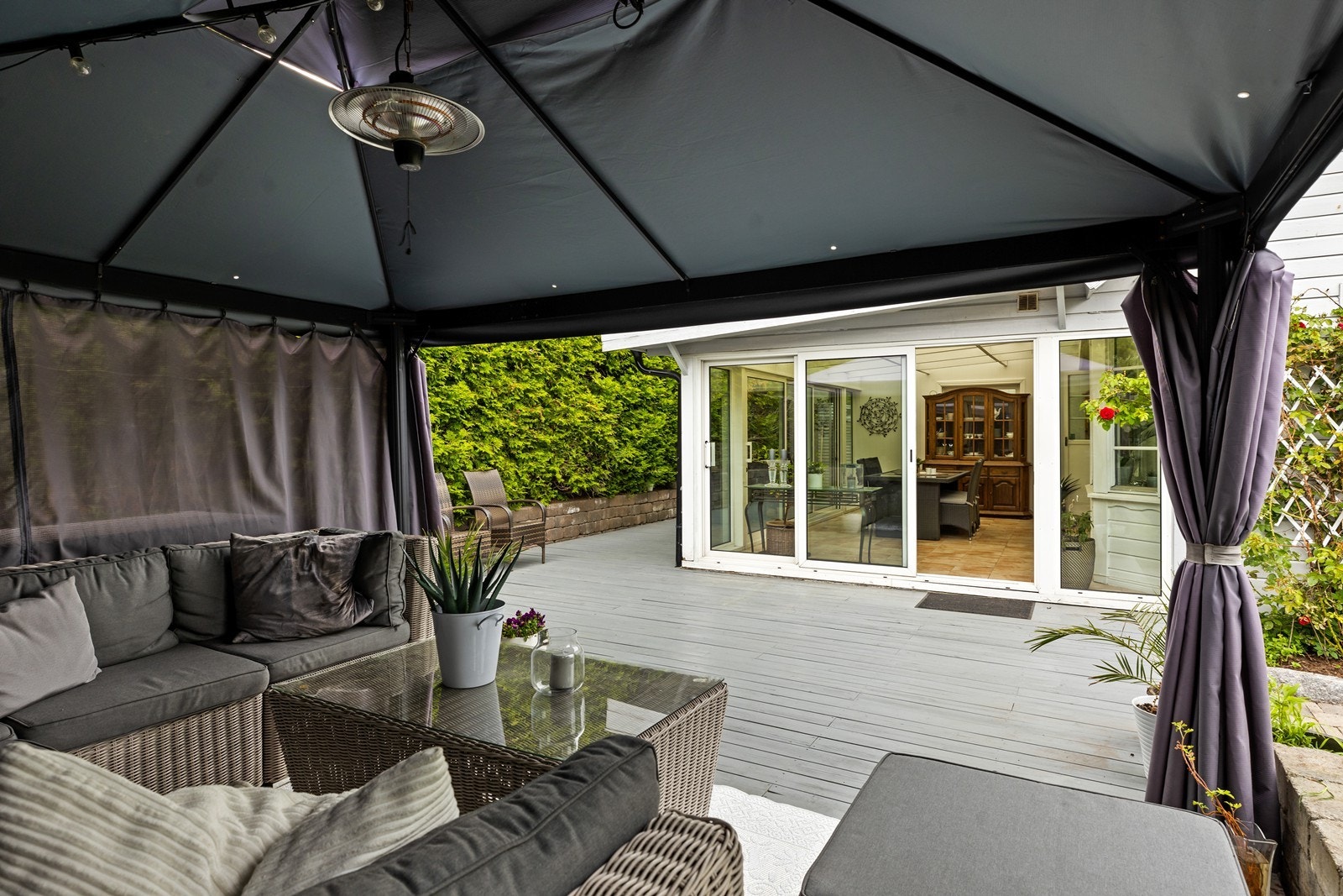 Her er det plass til mange gjester og det er fin sammenheng mellom den innglassede delen og resten av terrassen Galleribilde