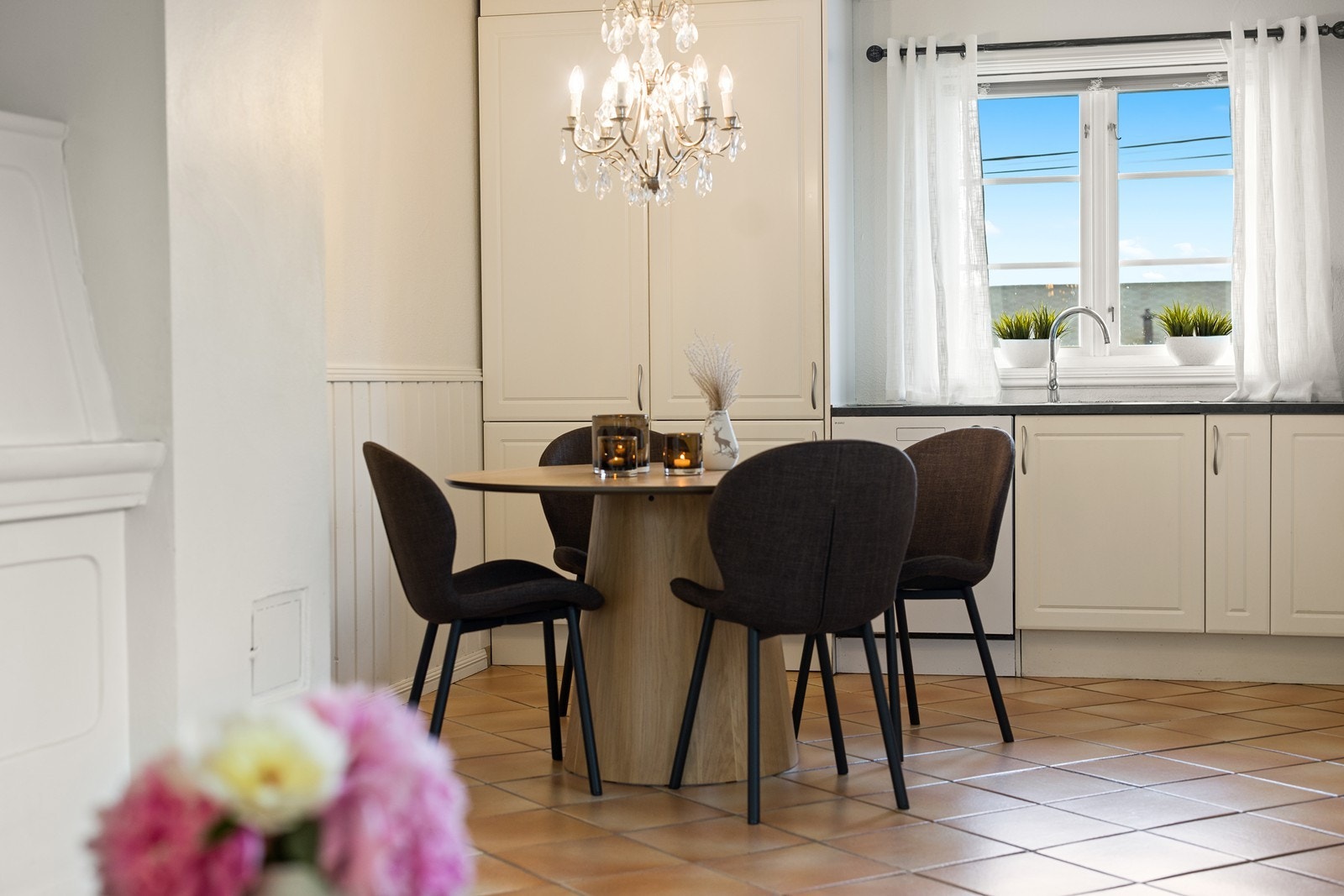 Frontene på innredningen har blitt har blitt skiftet av nåværende eier. Skrogene har en standard fra byggetiden Galleribilde