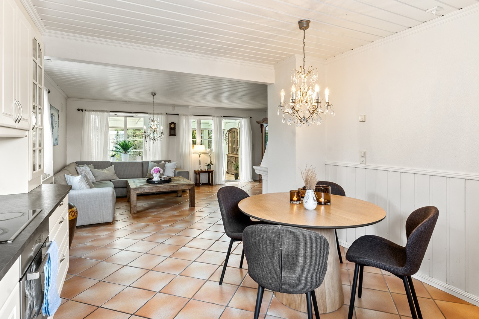 I kjøkkendelen er det plass til en hyggelig spisegruppe Galleribilde