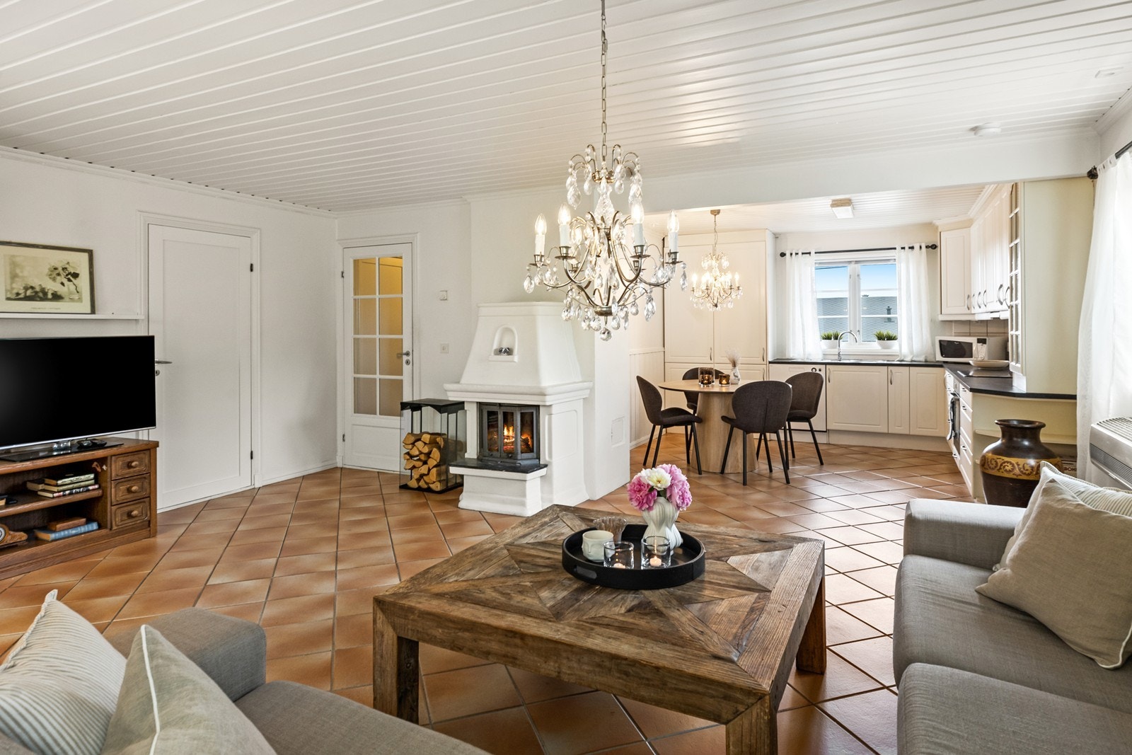 Det er åpen løsning mot kjøkkenet for en god romfølelse Galleribilde