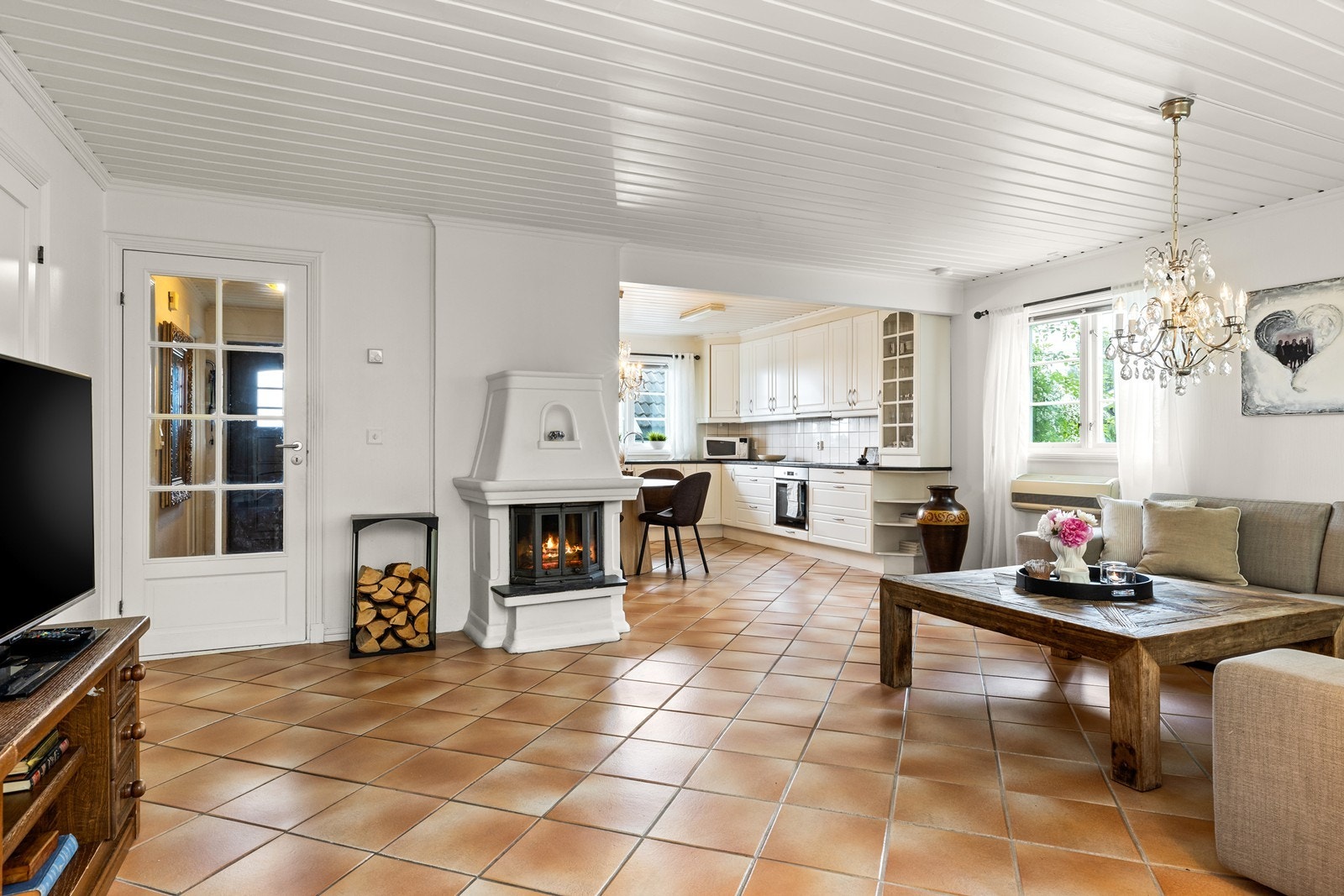 For lun og god oppvarming er det installert pen peis med støpejernsinnsats Galleribilde