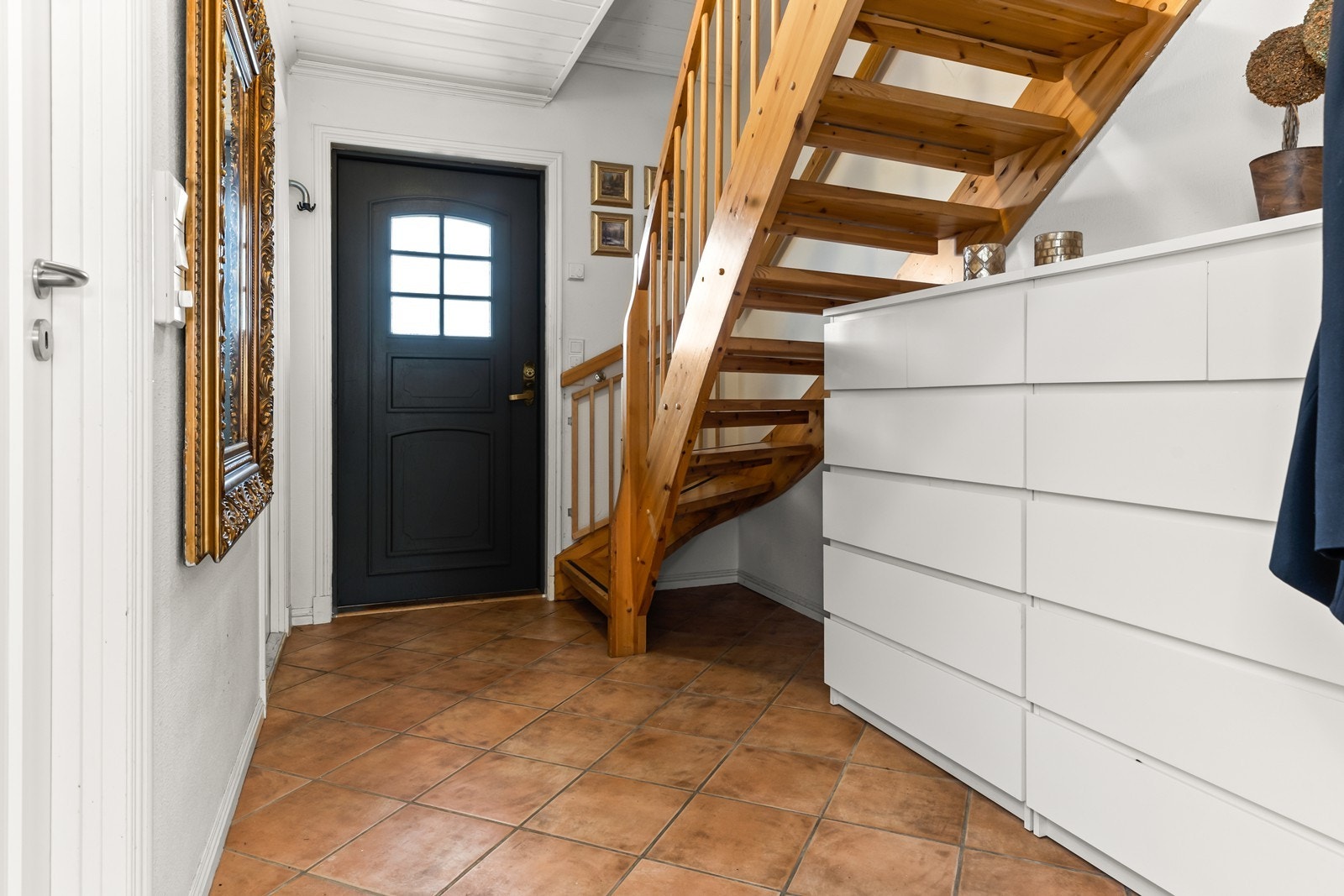 Gang/entré med trappegang til 2. etasje - praktisk med kommoder under trappa Galleribilde