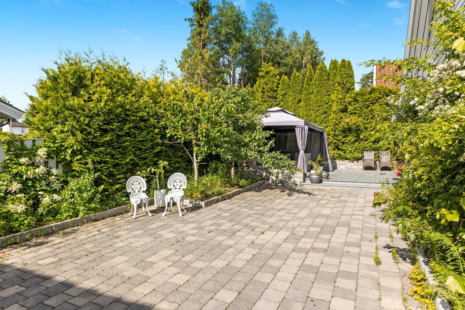 Deler av uteområdet har belegningsstein Galleribilde