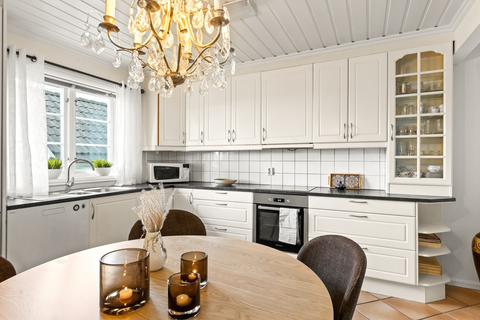 På kjøkkenet er det en en innredning med profilerte fronter, og med laminerte benkeplater. Det er integrert koketopp, stekeovn og kjøl- og fryseskap. Over koketoppen er det ventilator med avtrekk ut Galleribilde