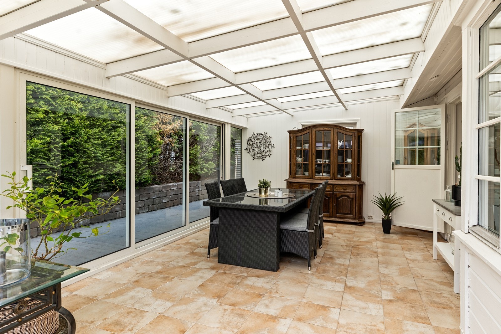 Det er flere møbleringsmuligheter her, og det er plass til både spisegruppe og seksjon Galleribilde