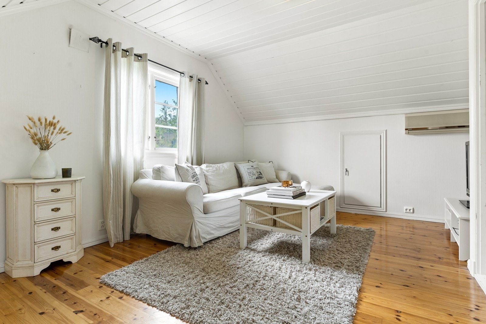 I 2. etasje er det to soverom, sammen med ett baderom, og praktiske rom for lagring i kneveggene. Dette soverommet er innredet som ekstra TV- stue Galleribilde