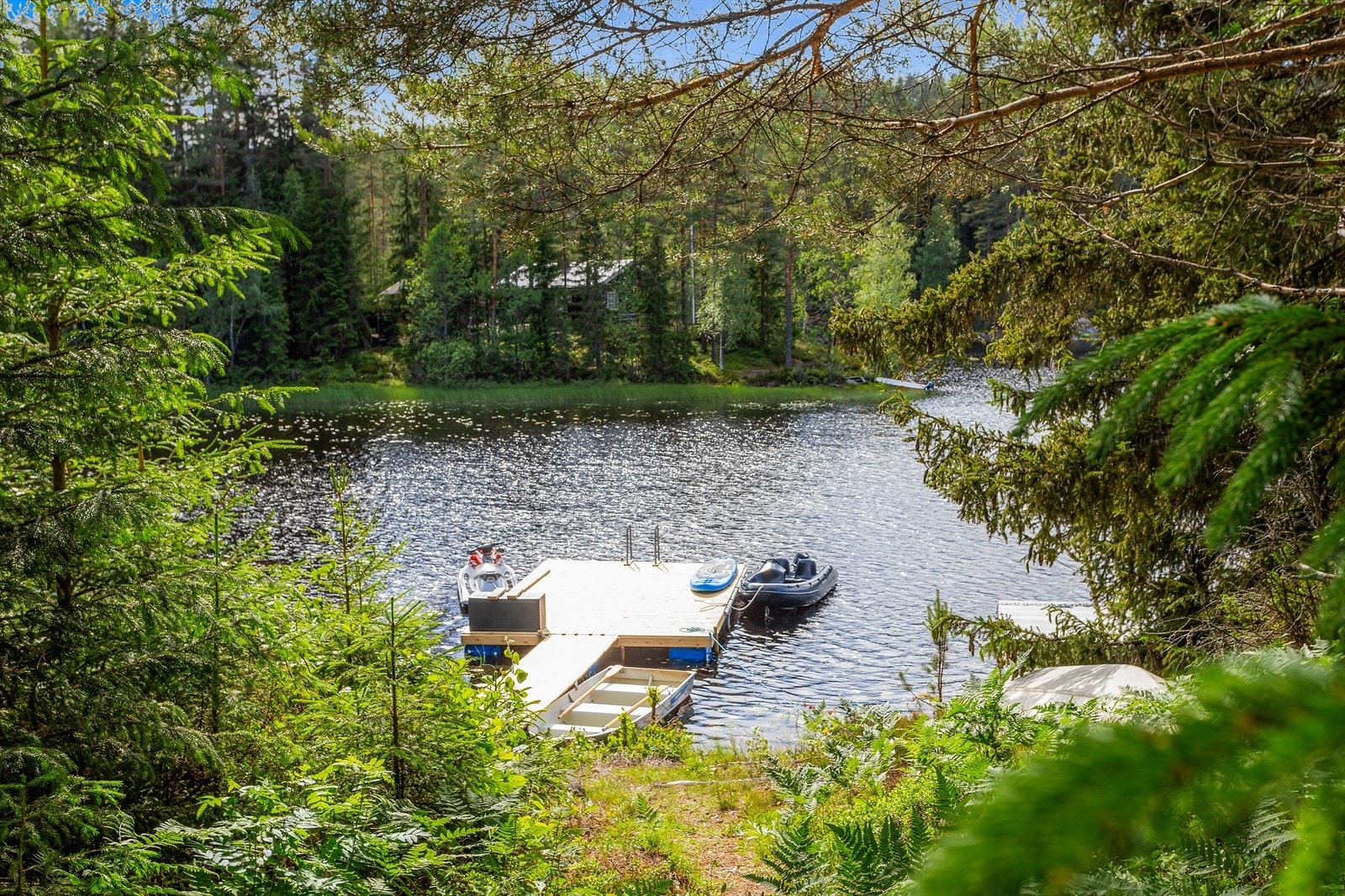 Eiendommen ligger fantastisk fint plassert med nærhet til innsjøen. Galleribilde