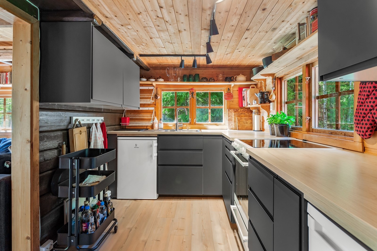 Hvitevarer er frittstående komfyr med platetopp, frys og kjøleskap. Galleribilde