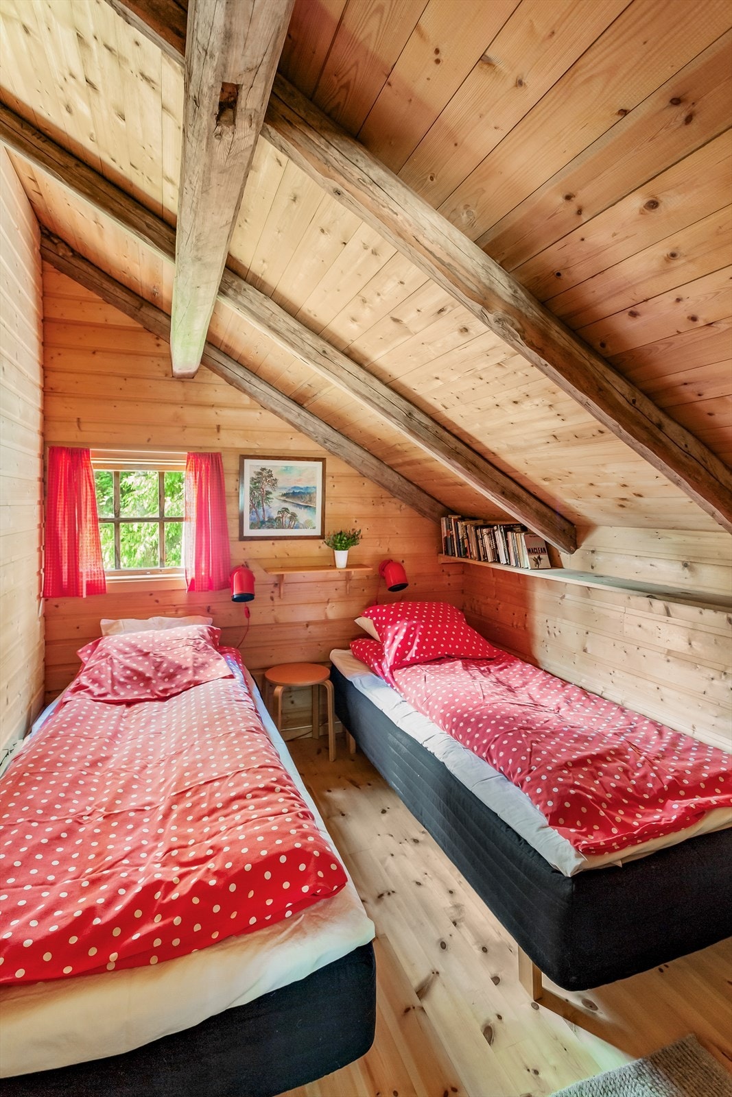 Her er det innredning med hyller og kommode som naturlig blender inn med resten av rommet. Galleribilde